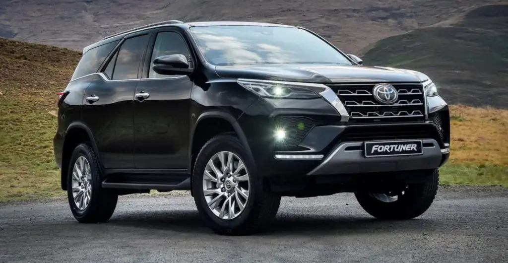 How many kilometers will Toyota Fortuner run in 1 liter petrol?