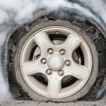 If you drive a car at this speed, the tire will explode like a bomb, do not make this mistake