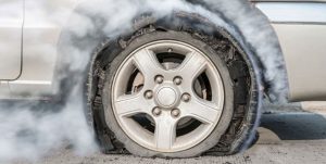 If you drive a car at this speed, the tire will explode like a bomb, do not make this mistake